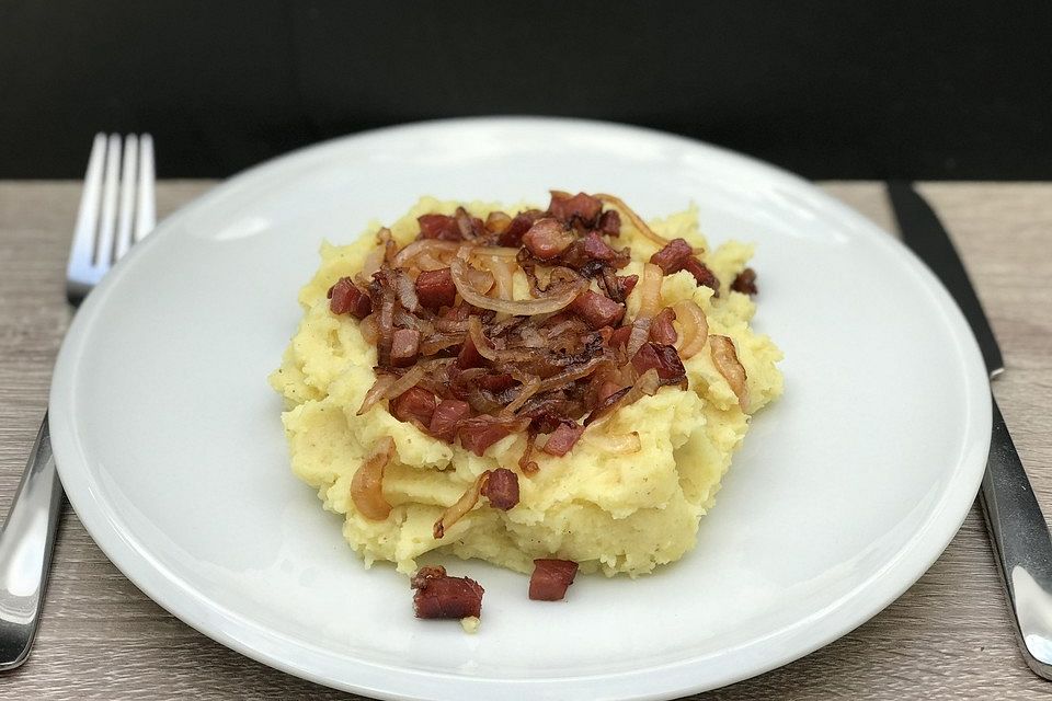 Kartoffelpürree mit Speck & Zwiebeln