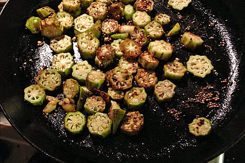 Okras, in Gewürzöl gebraten