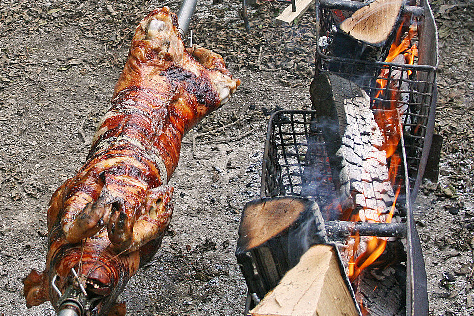 Gefülltes Spanferkel vom Holzfeuergrill