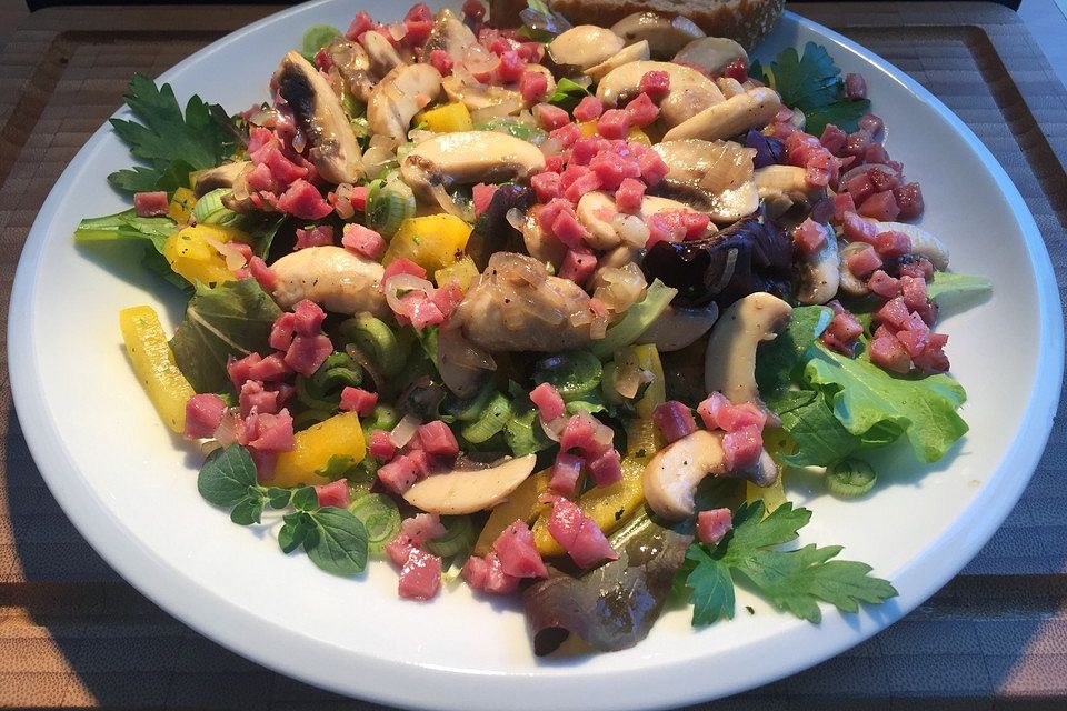 Salat mit gebratenen Champignons