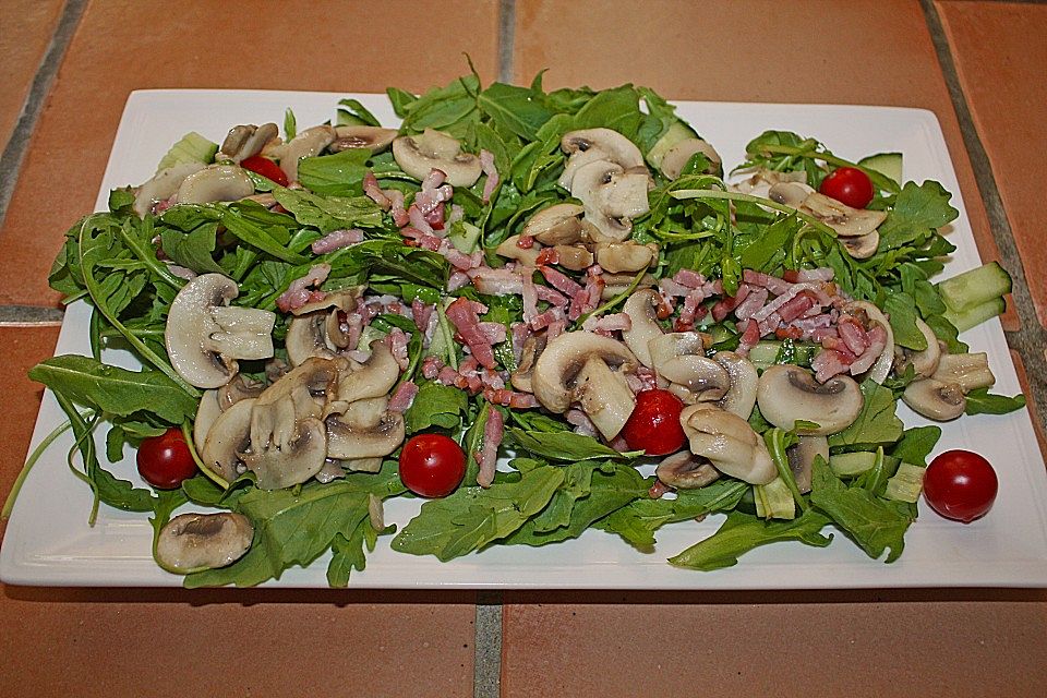 Salat mit gebratenen Champignons