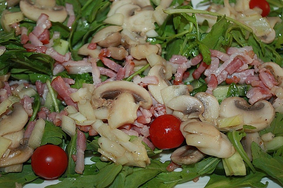 Salat mit gebratenen Champignons