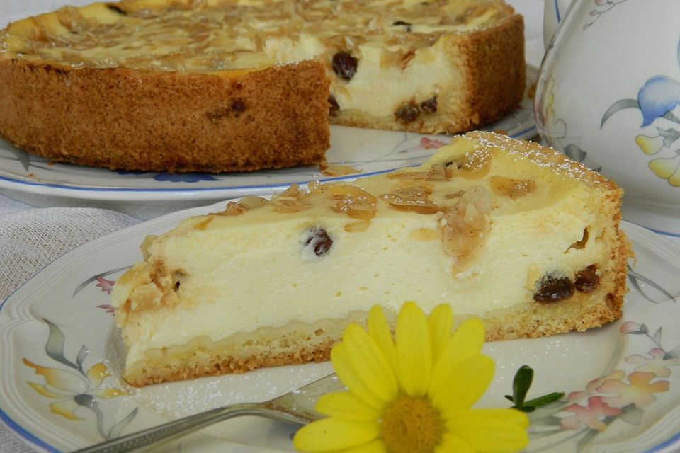 Käsekuchen, mit Rosinen gefüllt