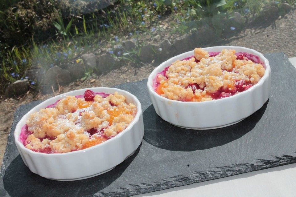 Johannisbeer-Pfirsich-Crumble