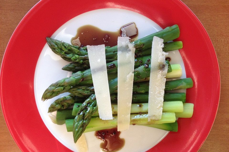 Grüner Spargel mit Kürbiskernöl