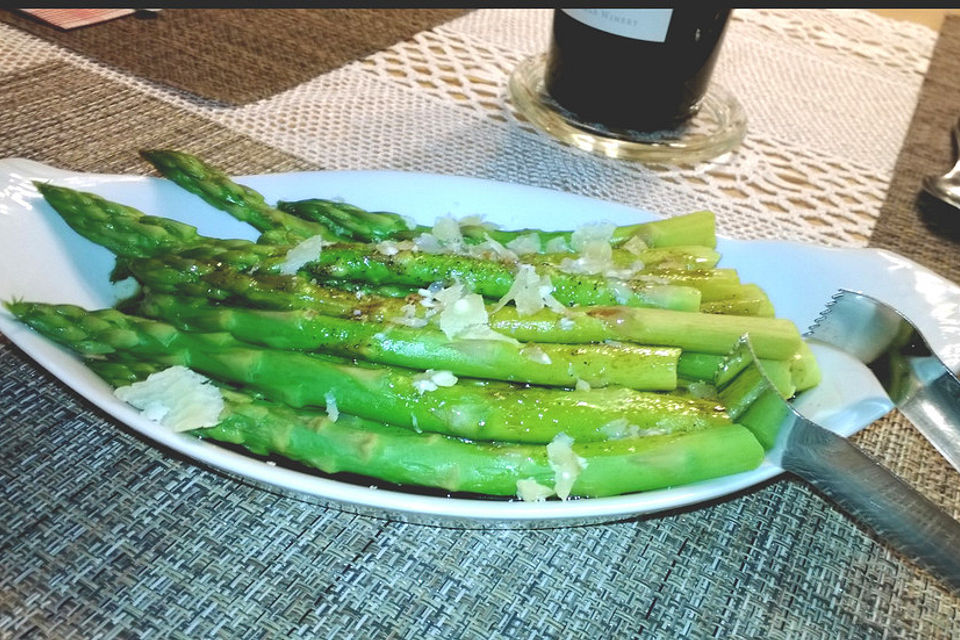 Grüner Spargel mit Kürbiskernöl