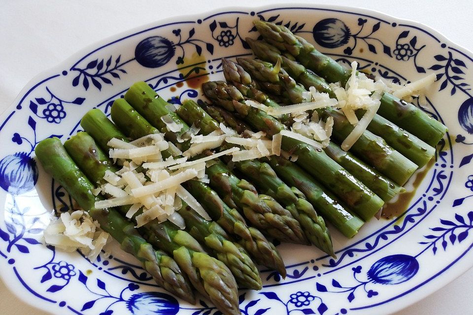 Grüner Spargel mit Kürbiskernöl