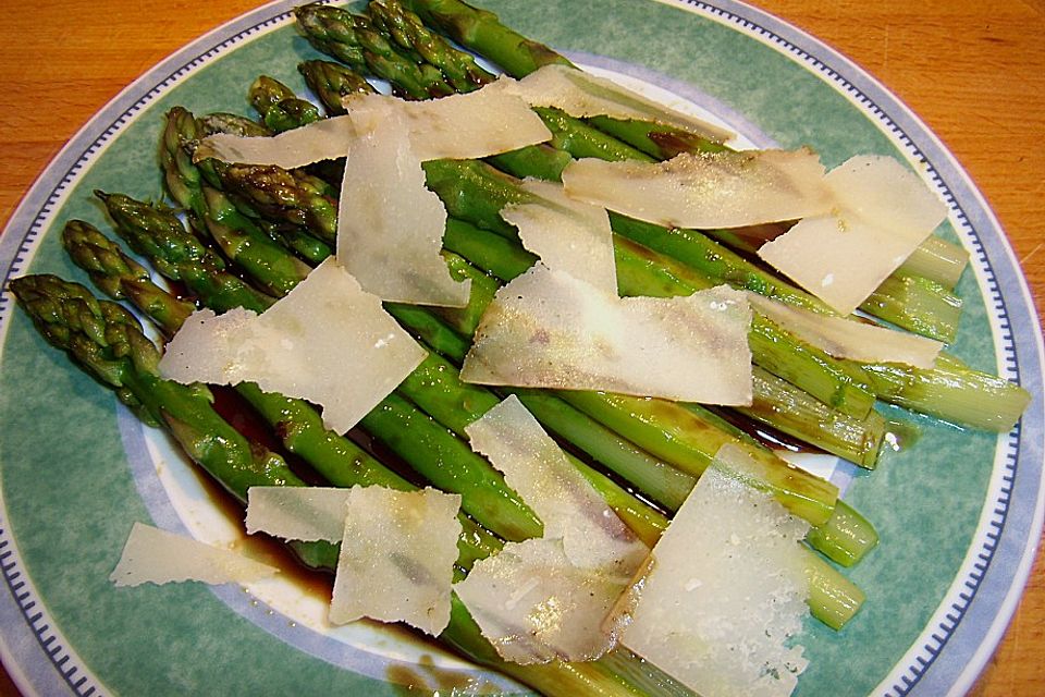 Grüner Spargel mit Kürbiskernöl