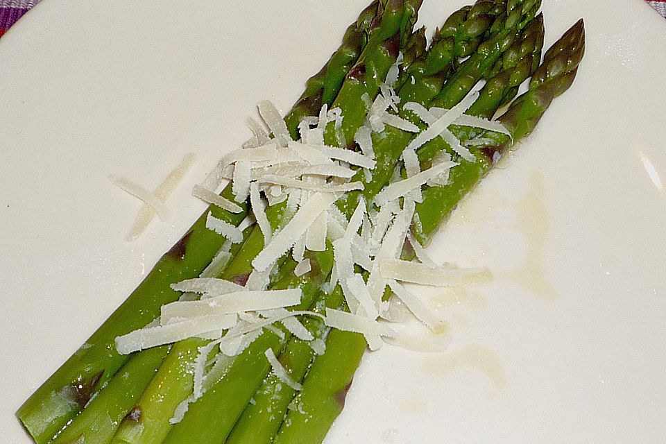 Grüner Spargel mit Kürbiskernöl