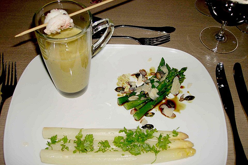 Grüner Spargel mit Kürbiskernöl