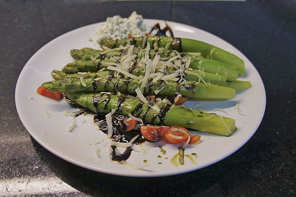 Grüner Spargel mit Kürbiskernöl