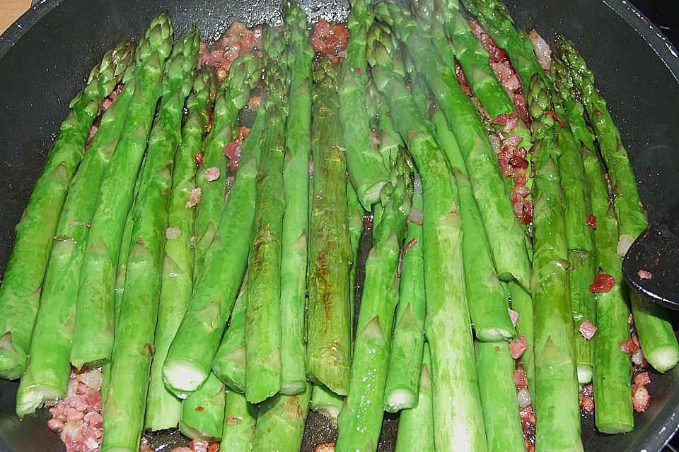 Grüner Spargel mit Kürbiskernöl