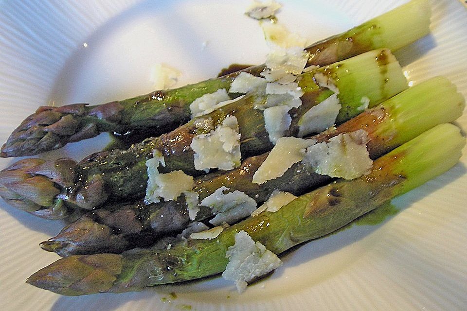 Grüner Spargel mit Kürbiskernöl