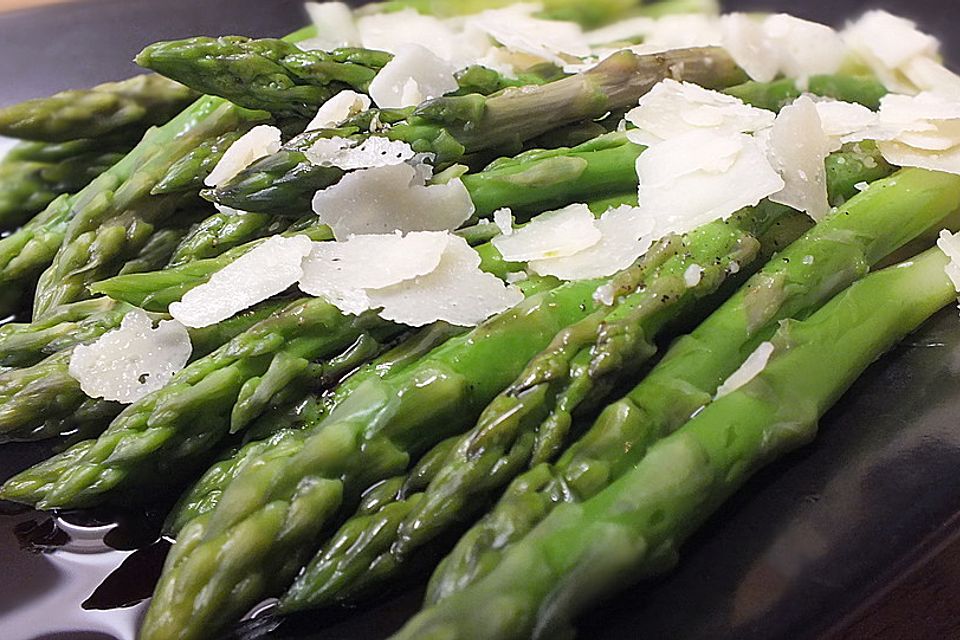 Grüner Spargel mit Kürbiskernöl