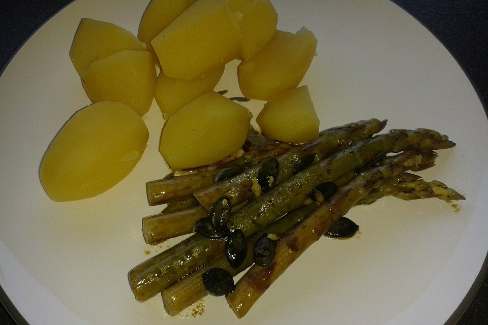 Grüner Spargel mit Kürbiskernöl