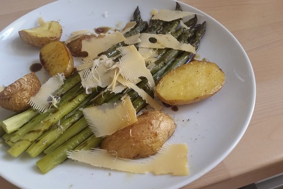 Grüner Spargel mit Kürbiskernöl