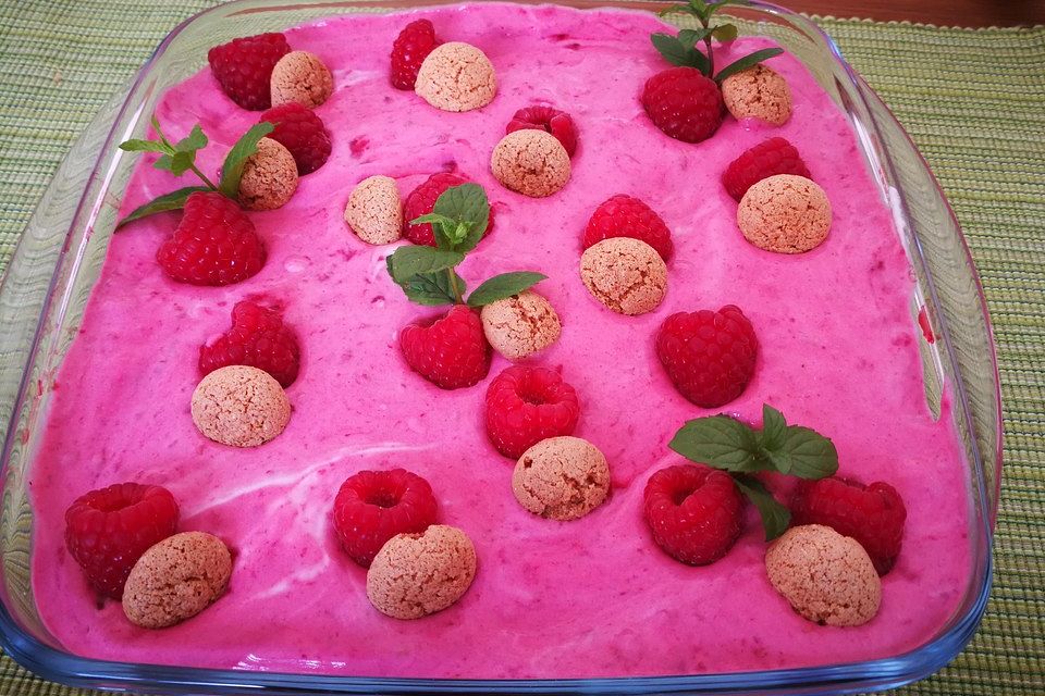 Weiße Schokoladenmousse mit Beeren