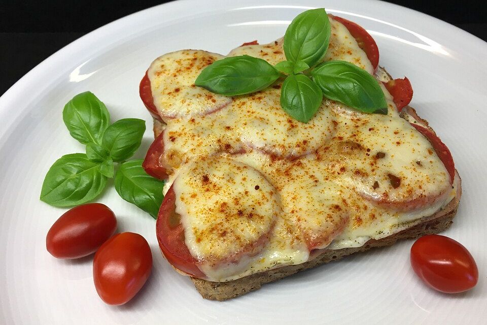 Überbackenes Tomaten - Wurstbrot