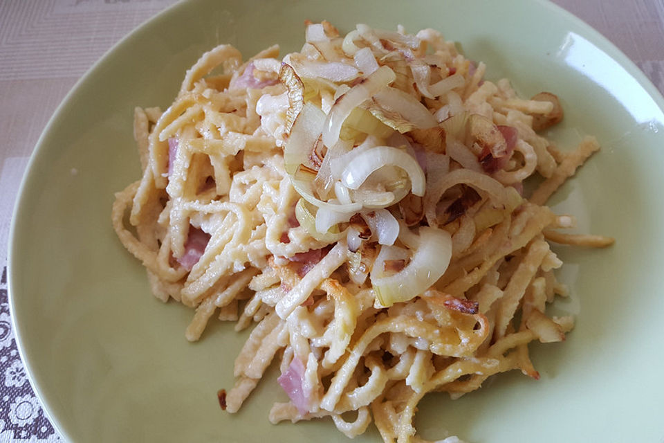 Sahnige Käsespätzle mit Schinken