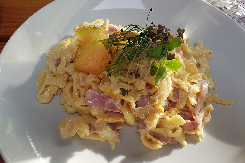 Sahnige Käsespätzle mit Schinken