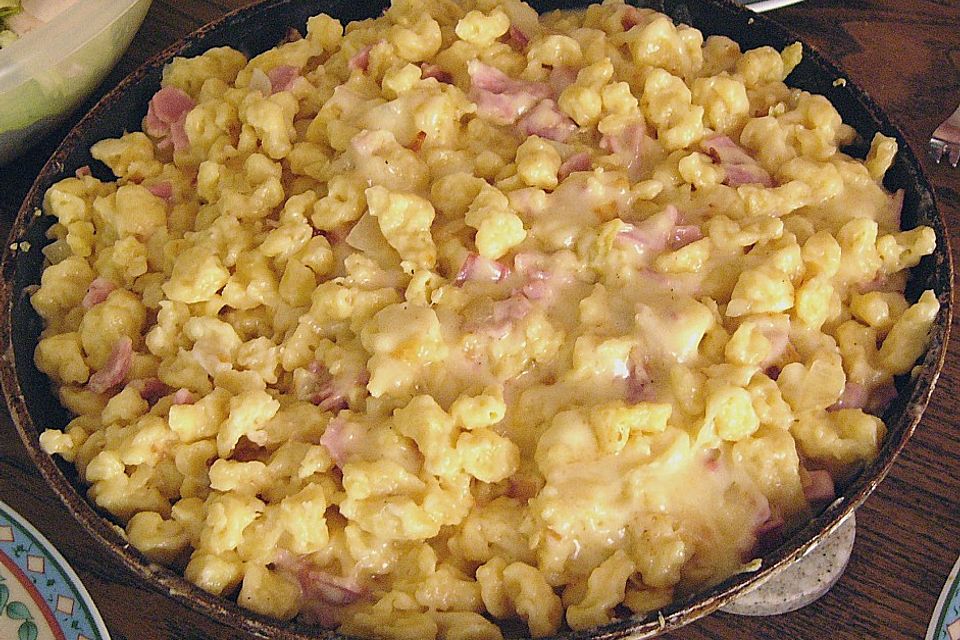 Sahnige Käsespätzle mit Schinken