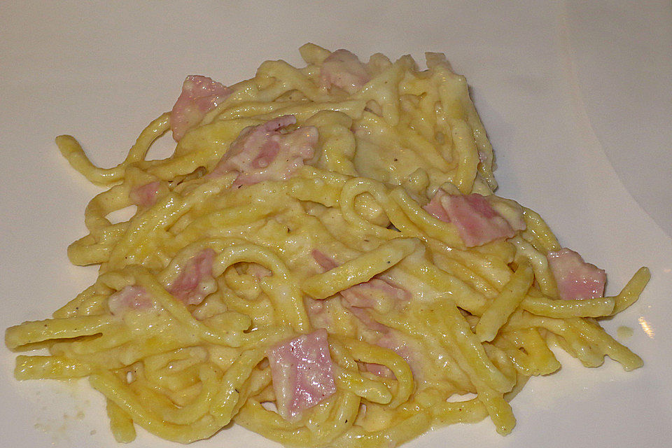 Sahnige Käsespätzle mit Schinken