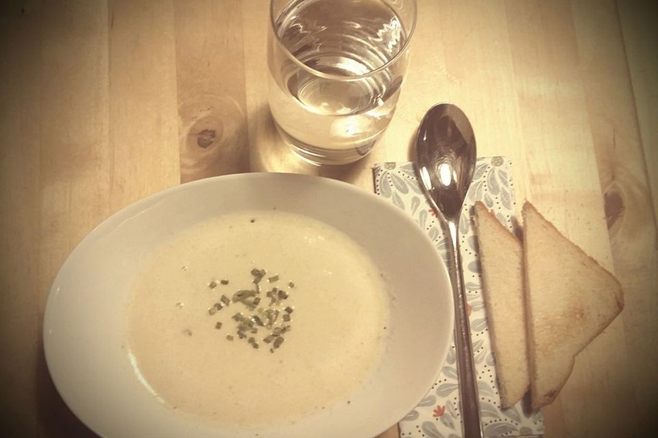 Knoblauchsuppe mit Parmesan