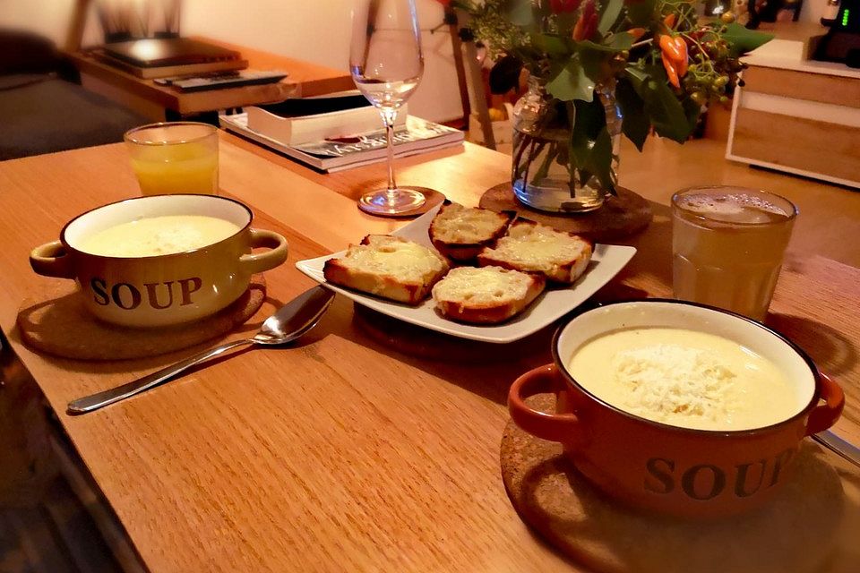 Knoblauchsuppe mit Parmesan