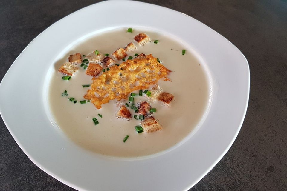 Knoblauchsuppe mit Parmesan