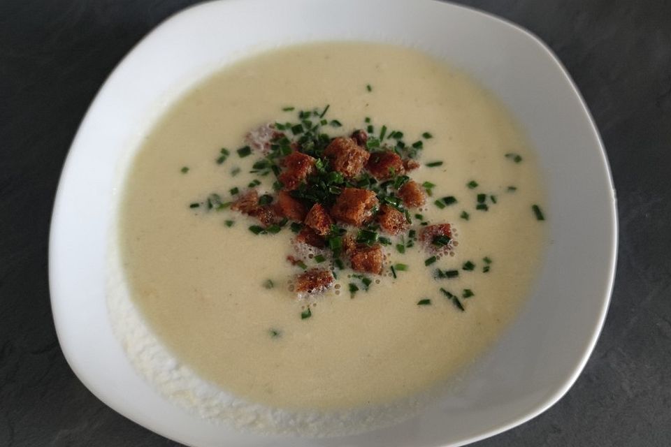 Knoblauchsuppe mit Parmesan