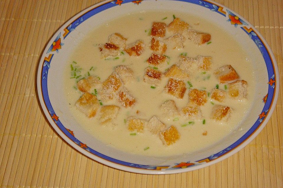 Knoblauchsuppe mit Parmesan