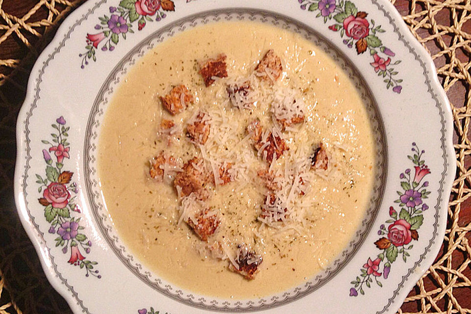 Knoblauchsuppe mit Parmesan