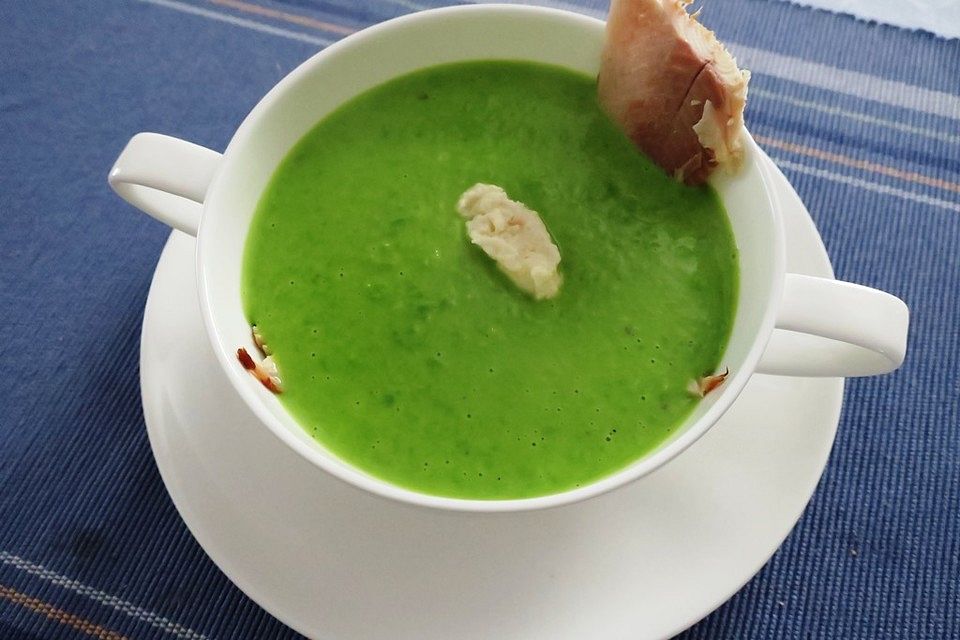 Feine Erbsensuppe mit Forellenfilets