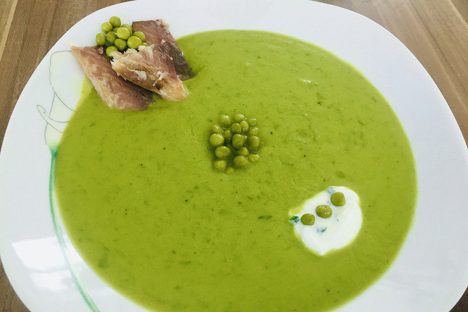 Feine Erbsensuppe mit Forellenfilets