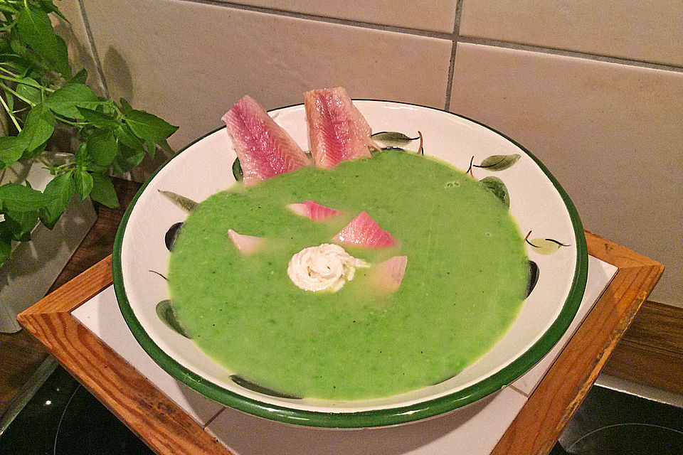 Feine Erbsensuppe mit Forellenfilets