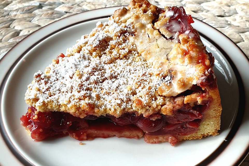 Saftiger Kirschkuchen mit Streuseln