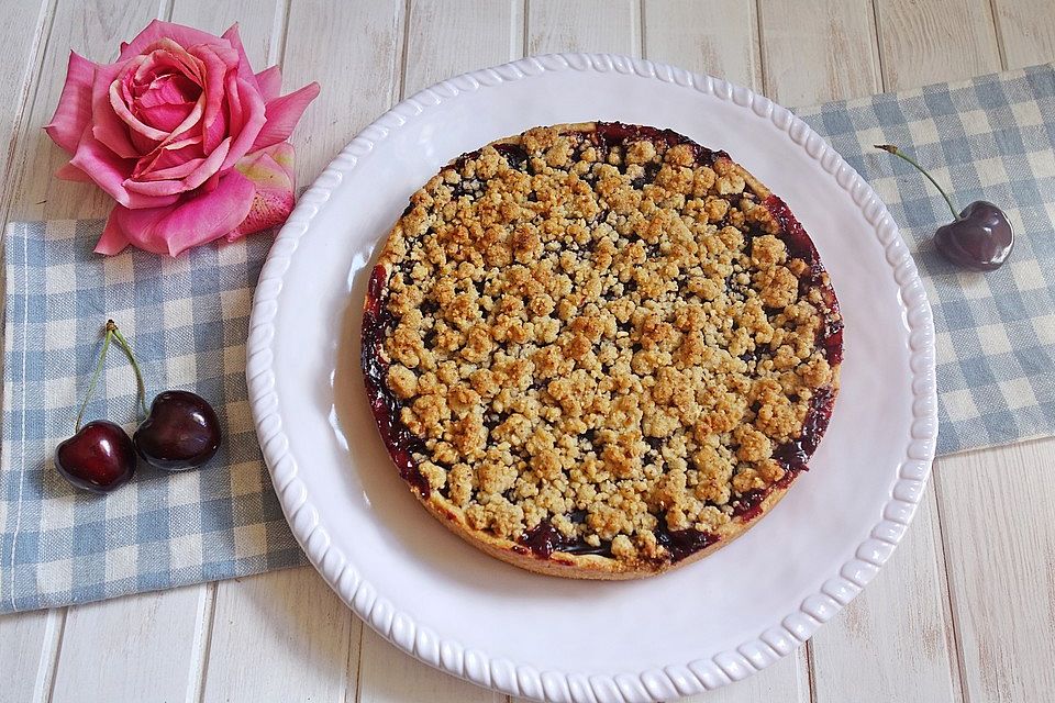 Saftiger Kirschkuchen mit Streuseln