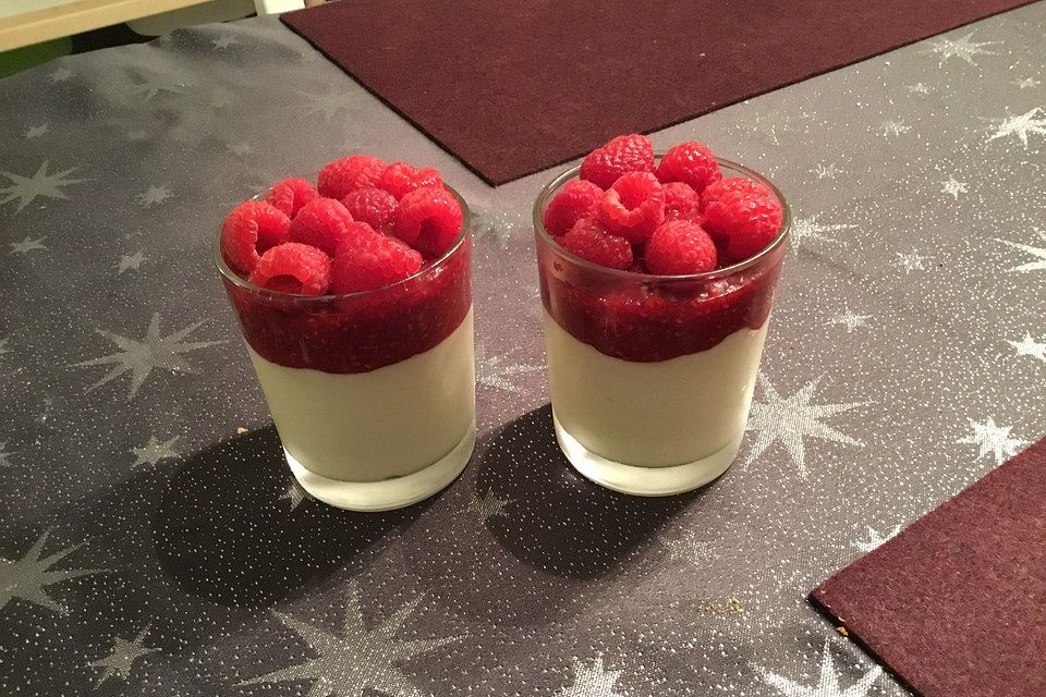 Marzipan - Mousse mit Himbeersoße