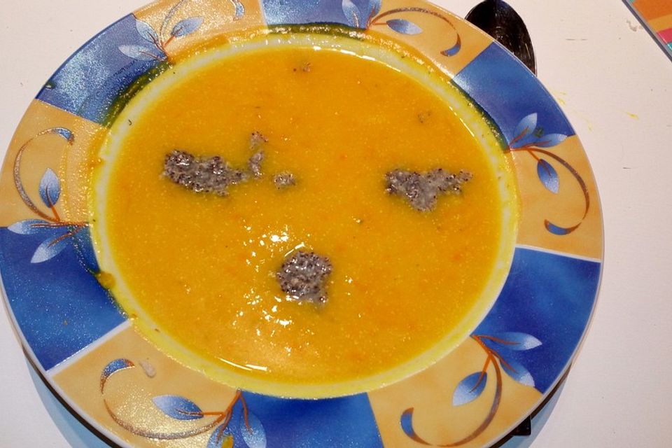 Kürbiscremesuppe mit Mohnklößchen