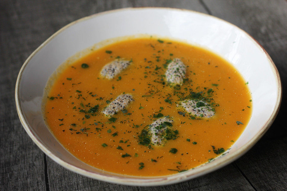 Kürbiscremesuppe mit Mohnklößchen