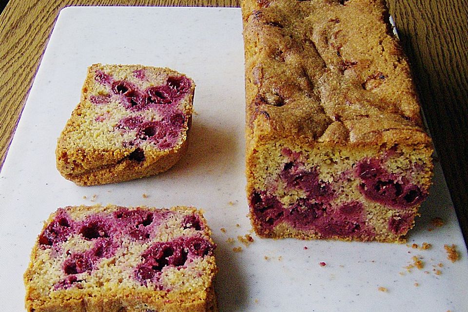 Einfacher Sandkuchen mit Kirschen