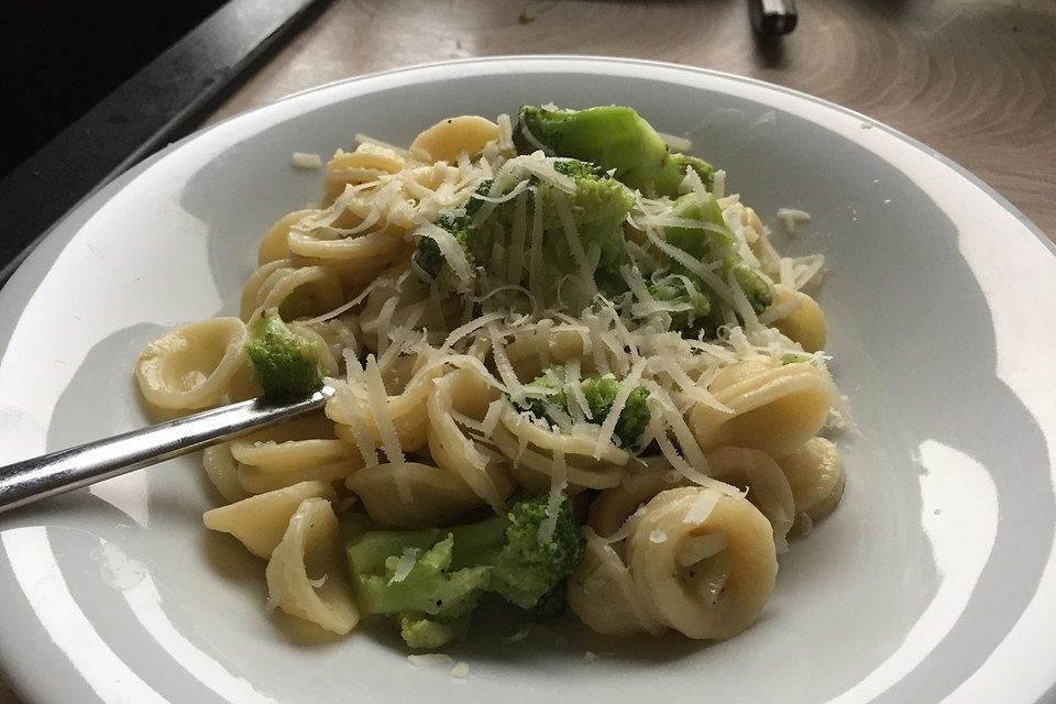 Penne mit  Brokkoli und Anchovis