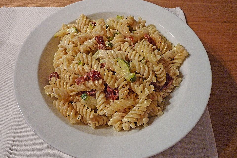 Mediterraner Nudelsalat