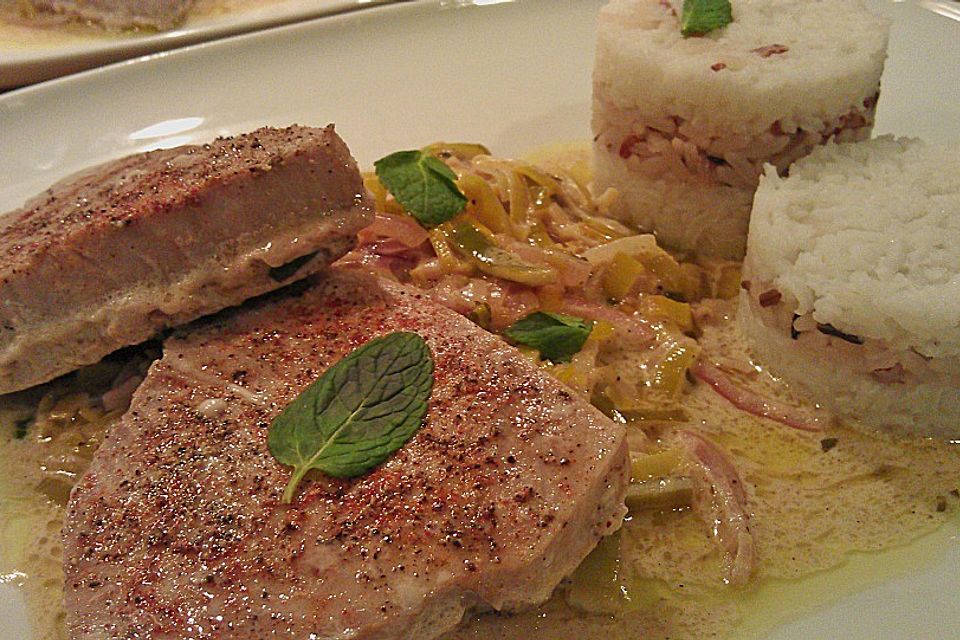 Thunfisch-Steaks auf Lauchgemüse