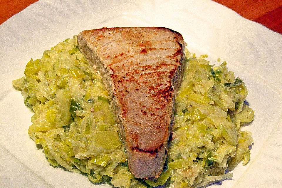 Thunfisch-Steaks auf Lauchgemüse