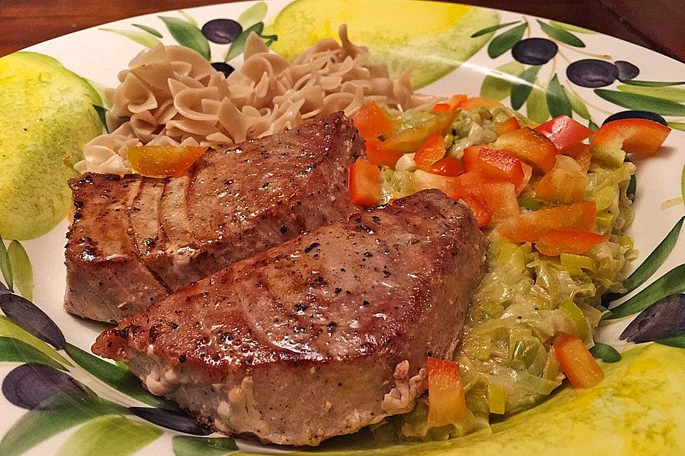 Thunfisch-Steaks auf Lauchgemüse