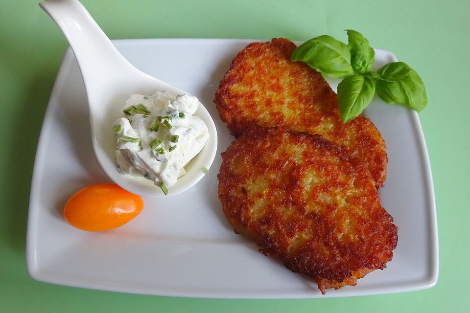 Pikante Kartoffelpuffer mit Kräuterquark