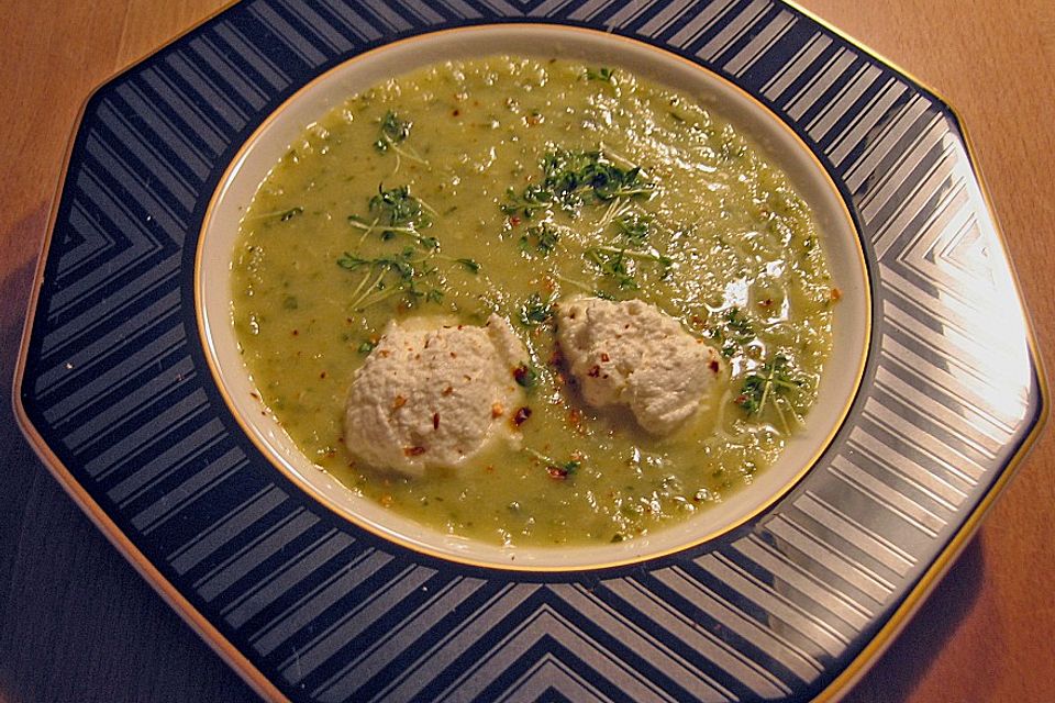 Zucchinisuppe mit Käse