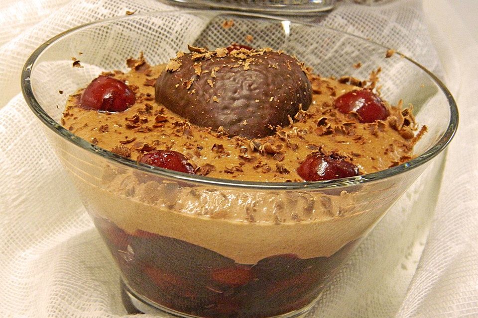 Lebenkuchencreme mit Sauerkirschsauce