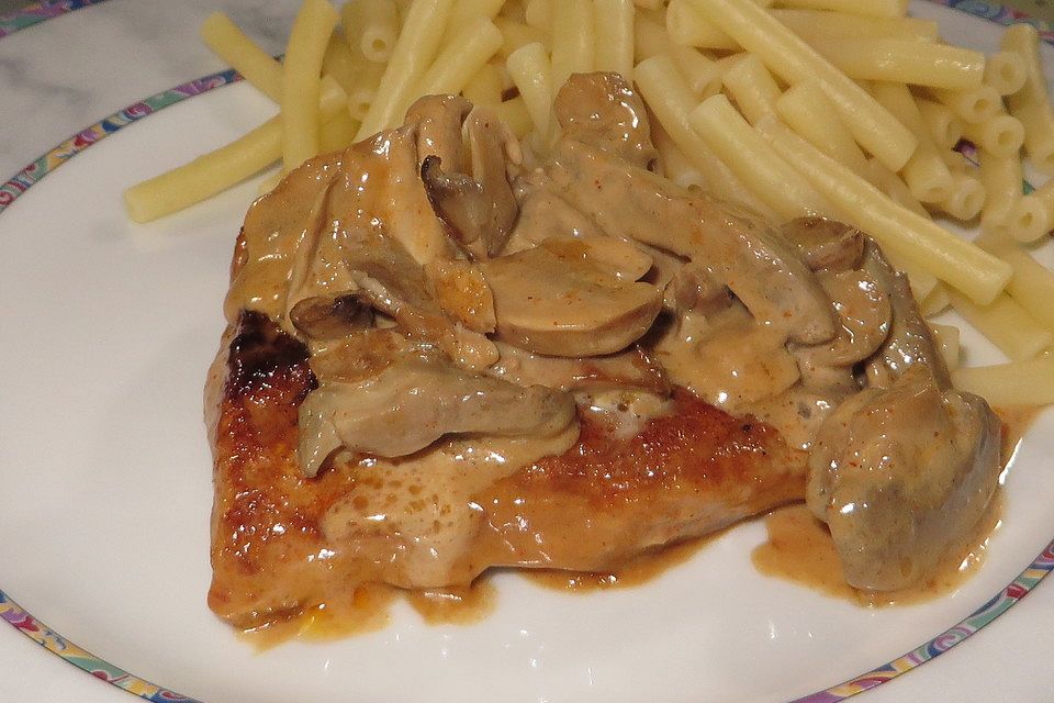 Putenschnitzel in Champignon - Sahnesauce